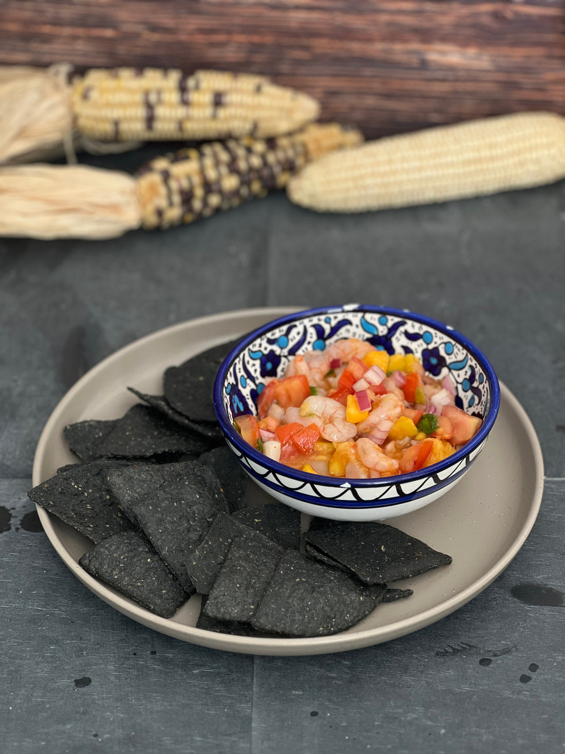 Plato de la receta mexicana de cóctel de camarón con mango
