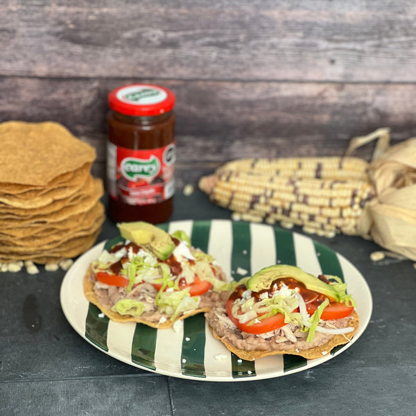 Tostadas de pollo con frijol – un clásico mexicano que nunca falla