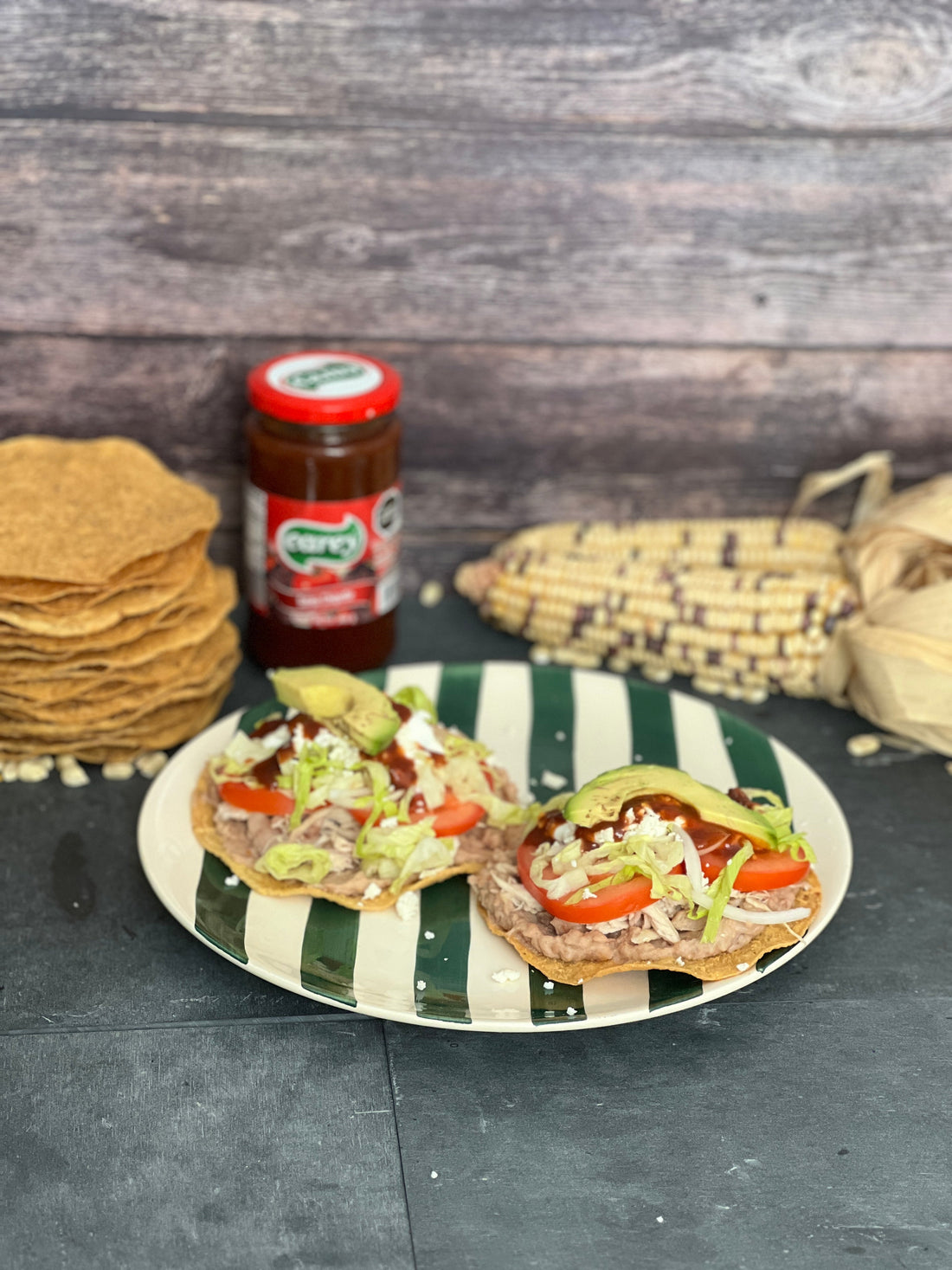 Plato preparado de las tostadas de pollo con frijol