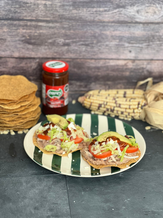 Plato preparado de las tostadas de pollo con frijol