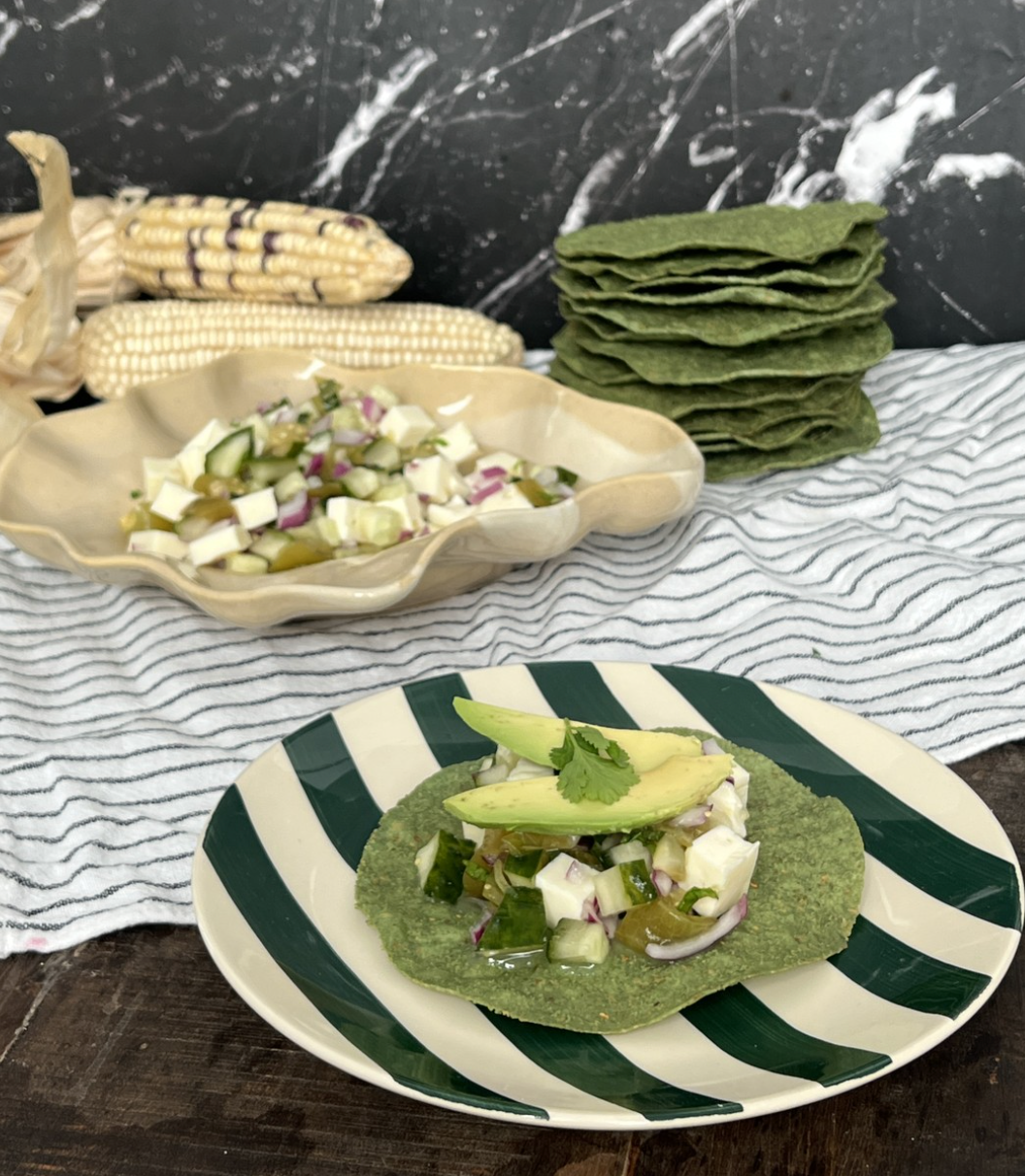 Emplatado del ceviche de queso panela mexicano