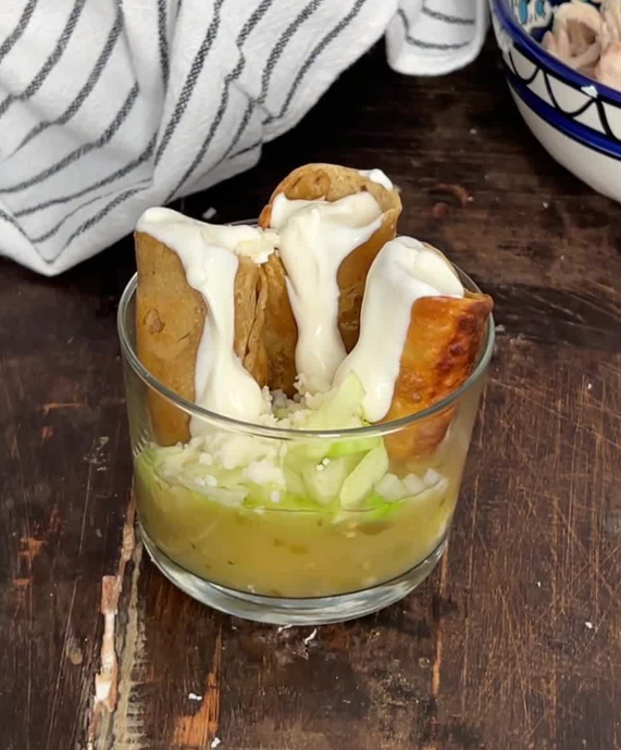 Flautas ahogadas en vaso: un antojo callejero con alma casera