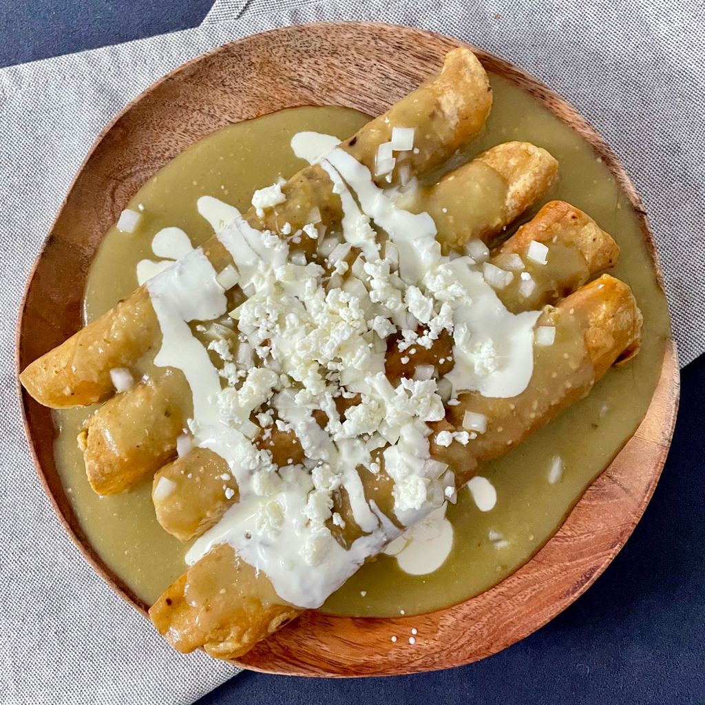 Flautas de pollo ahogadas en salsa verde