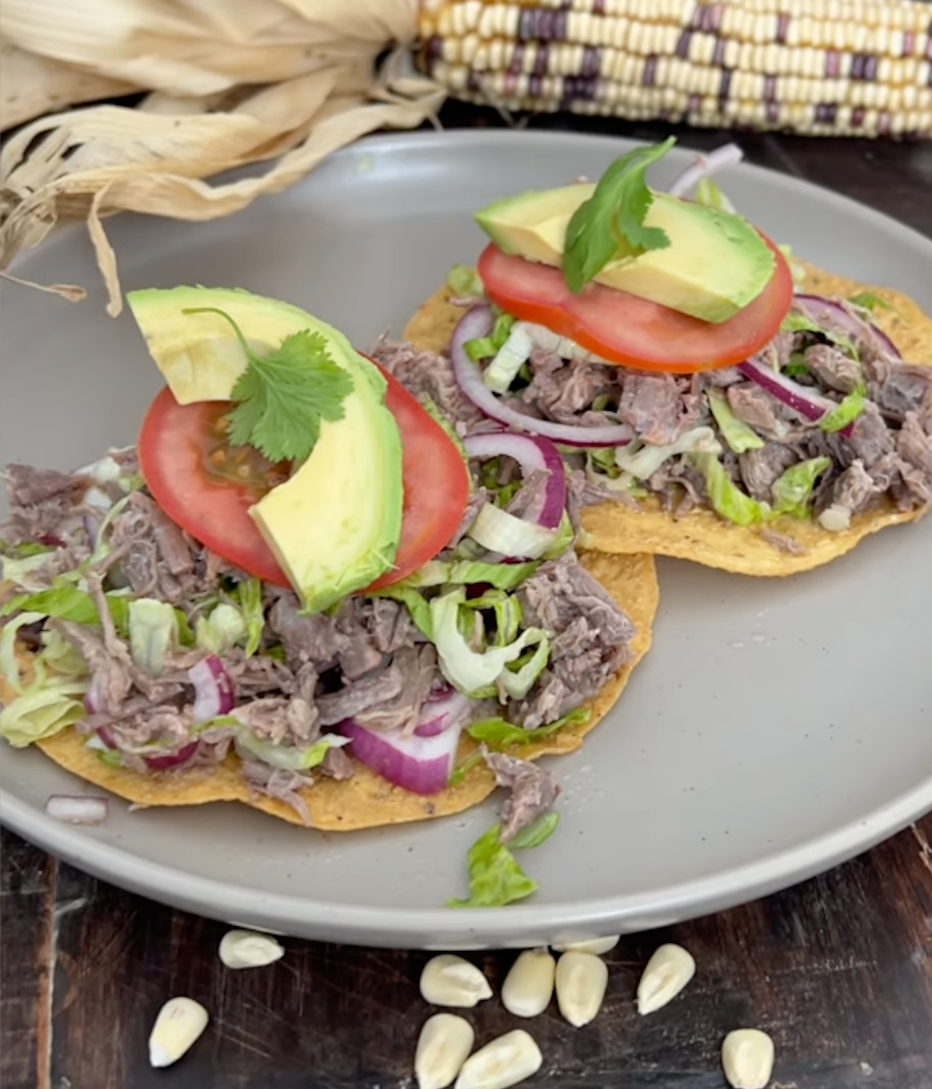 Tostadas de maíz rellenas de salpicón de carne de res