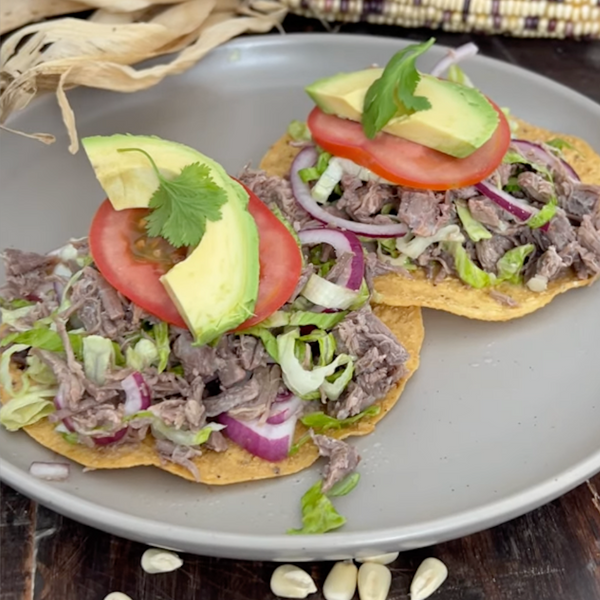 Salpicón de carne de res con tostadas de maíz