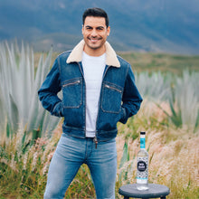 Cargar imagen en el visor de la galería, Mezcal Artesanal Espadín Joven Santo Gusano 700 ml