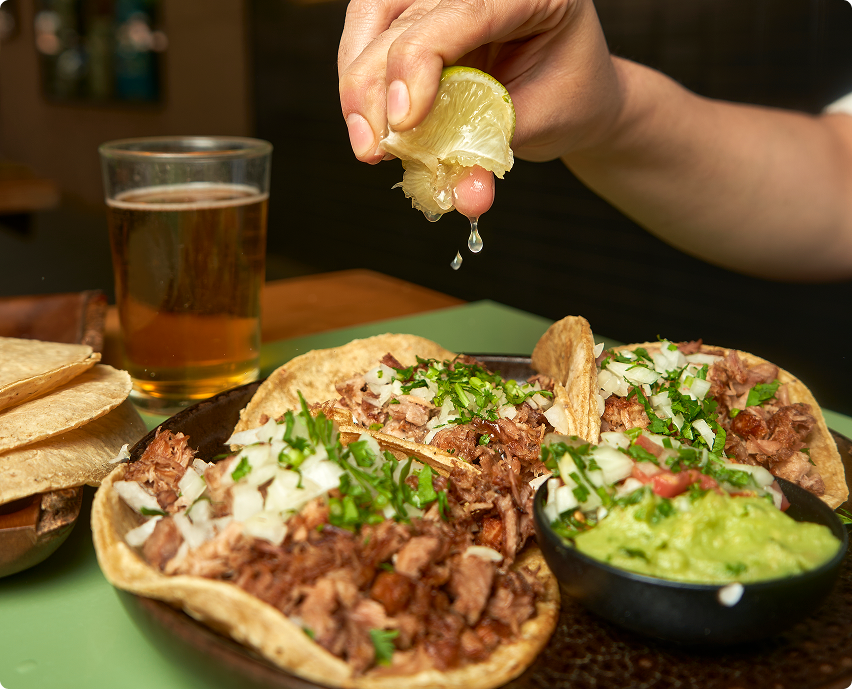 NO REINTERPRETAMOS
LA COCINA MEXICANA.
TRABAJAMOS PARA
RESPETARLA.